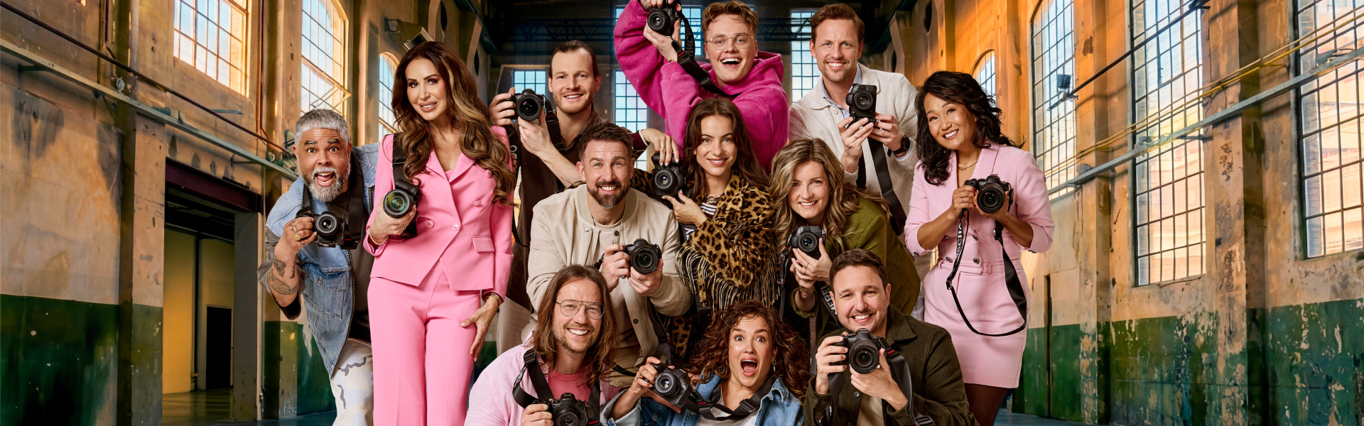 De twaalf deelnemers van Het Perfecte Plaatje 2026 met camera's in de hand